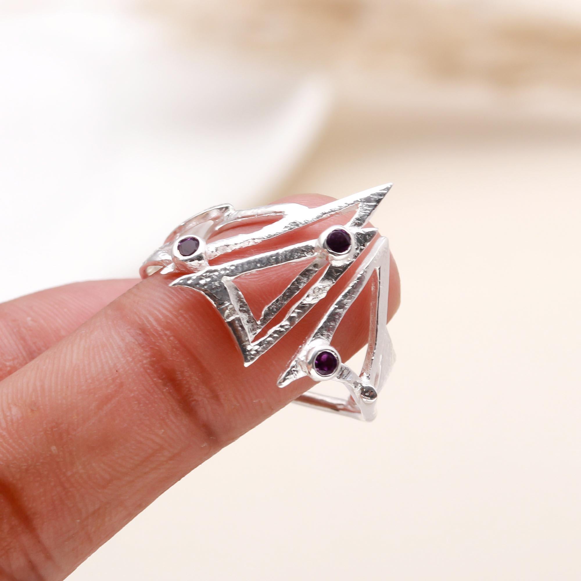 The Violet Geometry: Abstract Triangle Wire Ring