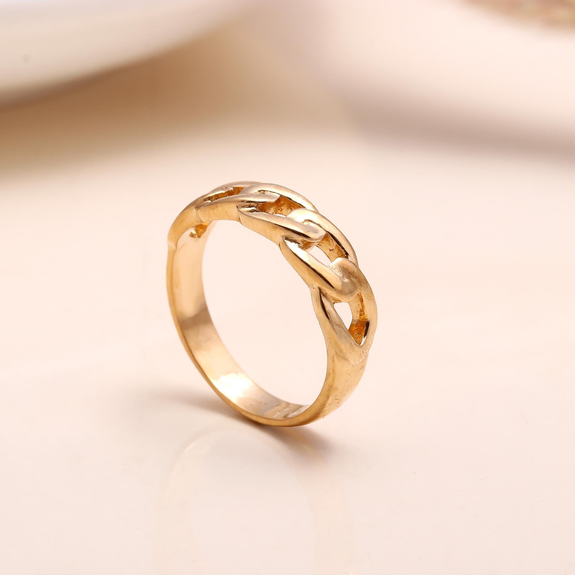 The Golden Curb Link: Classic Chain Ring