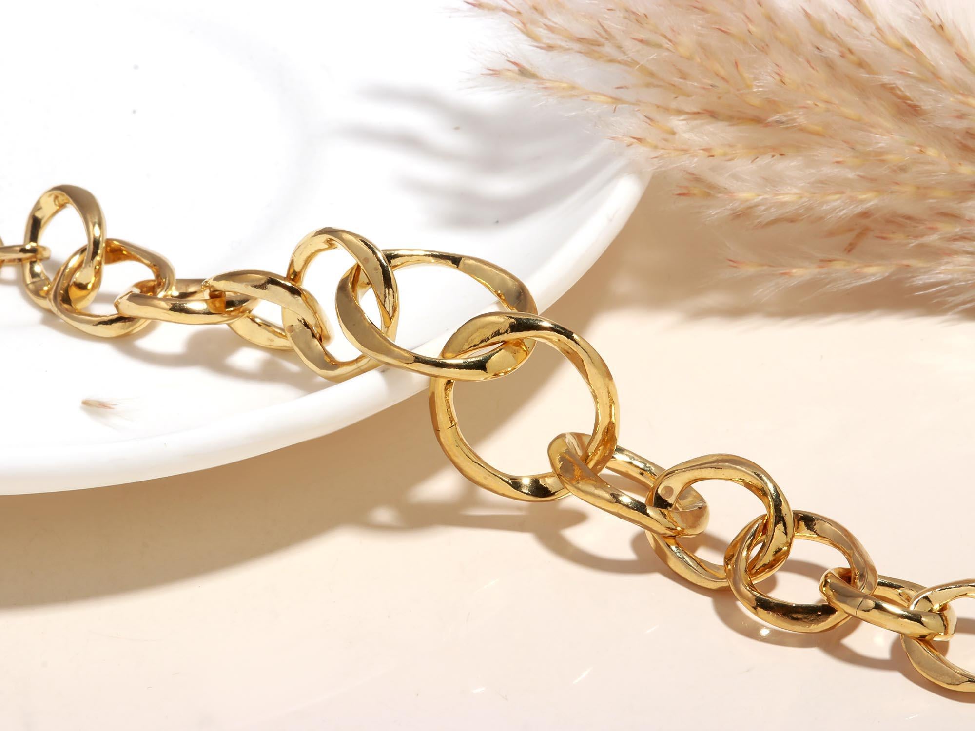 The Golden Loop: Chunky Gold Link Toggle Bracelet