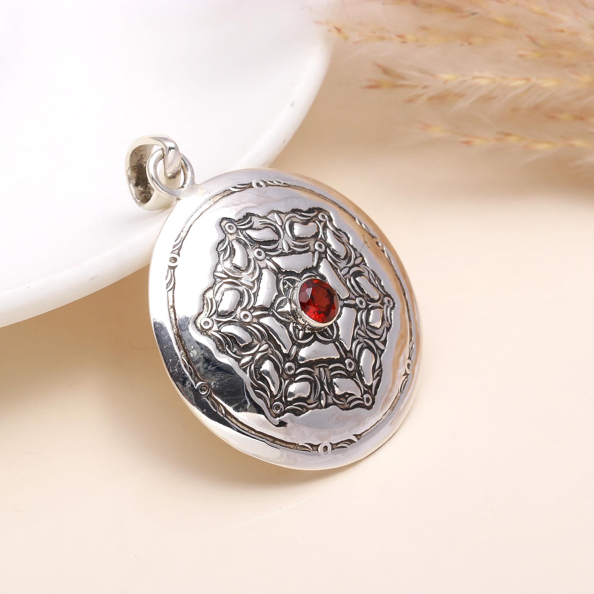 925 Sterling Silver Vintage Round Medallion Garnet Pendant