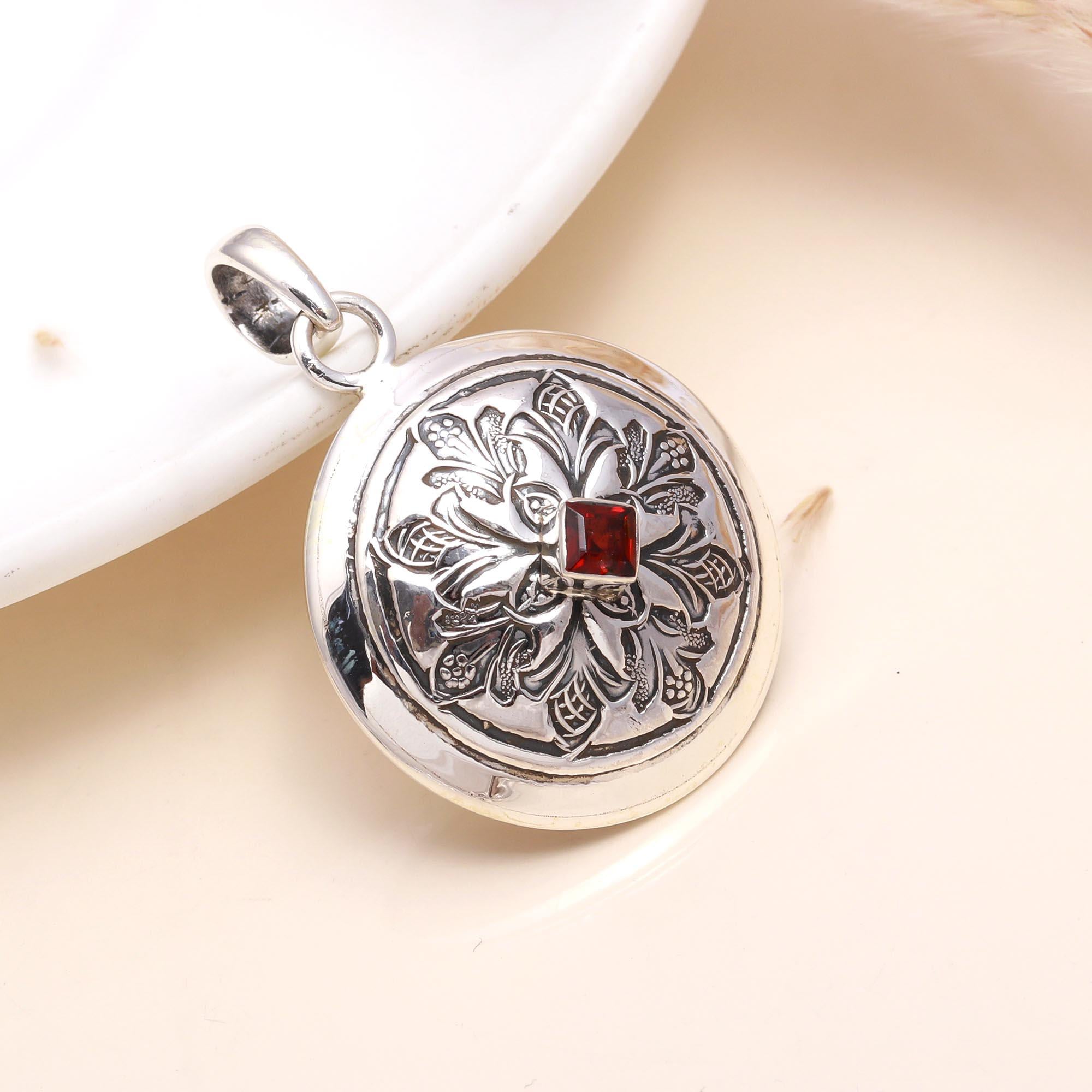 925 Sterling Silver Vintage Round Garnet Medallion Pendant
