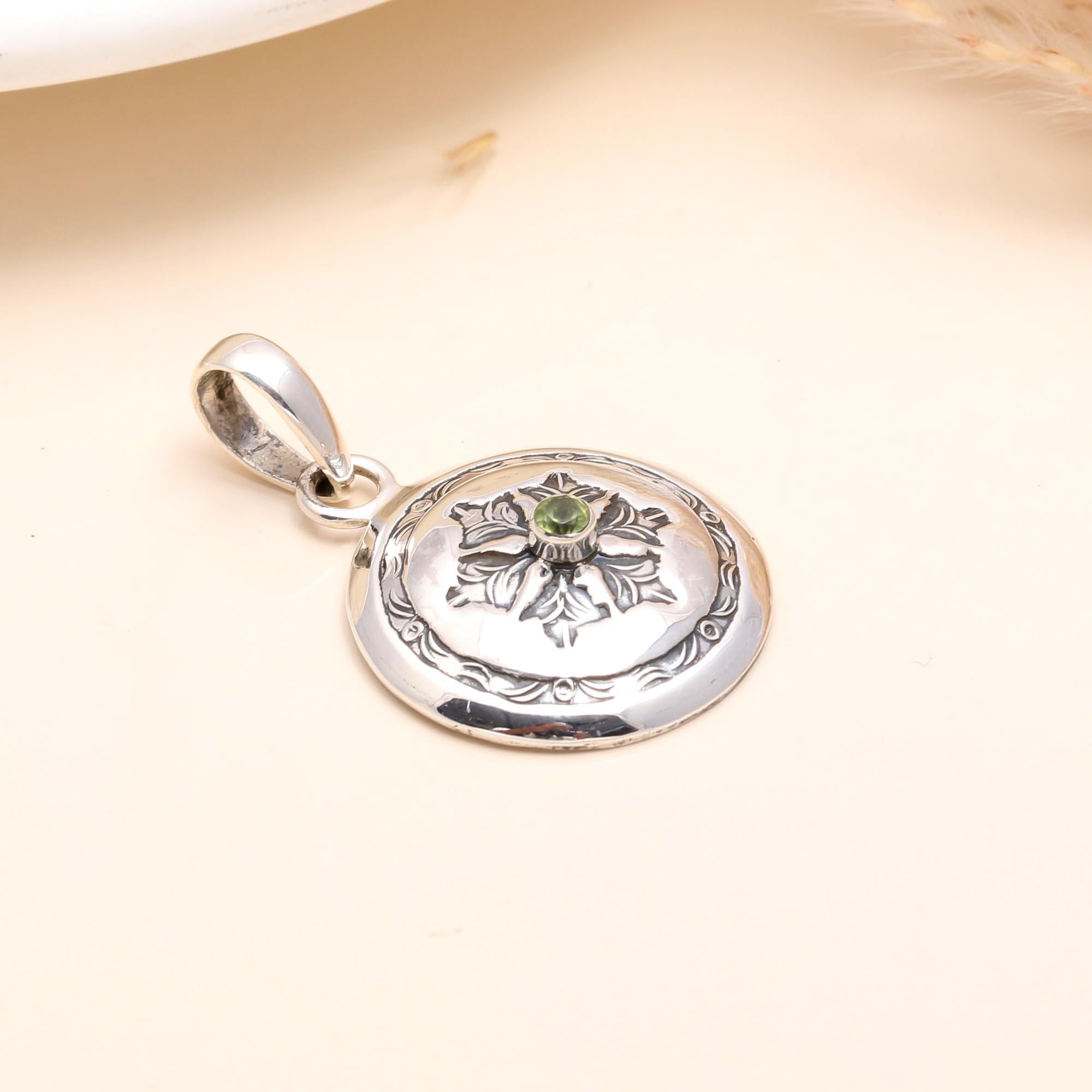 925 Sterling Silver Vintage Peridot Floral Design Pendant