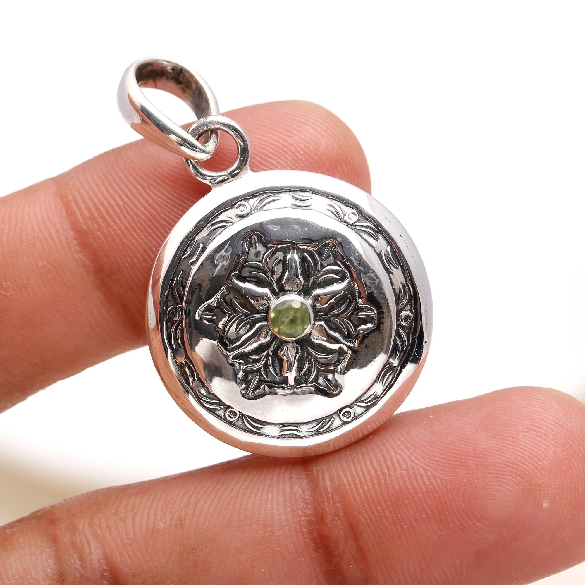 925 Sterling Silver Vintage Peridot Floral Design Pendant