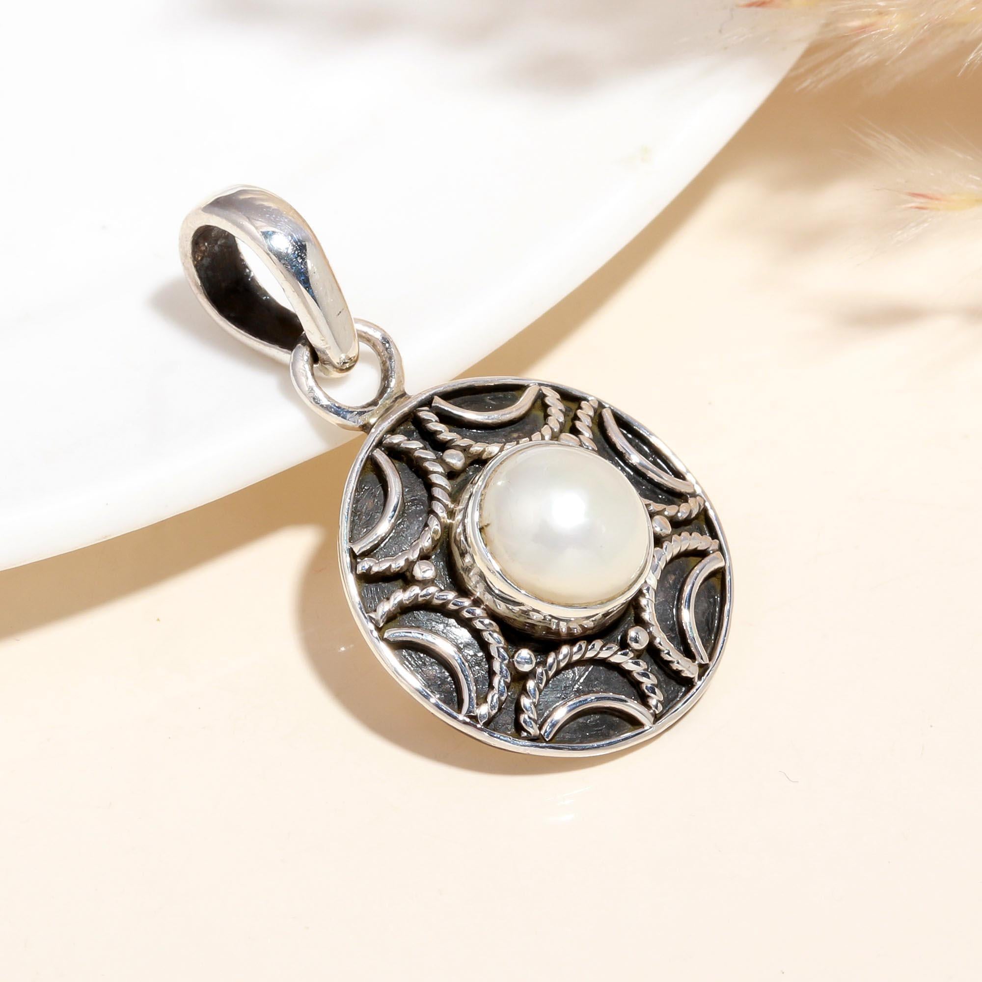 925 Sterling Silver Vintage-Inspired Design Pearl Pendant