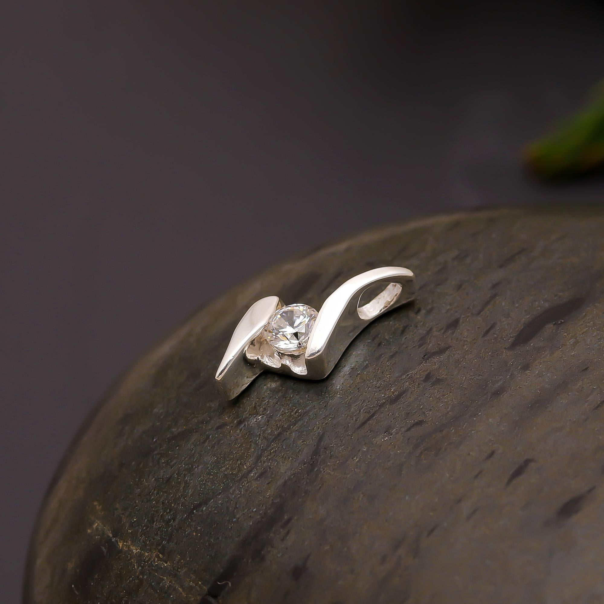 925 Silver Wave Modern Solitaire Pendant