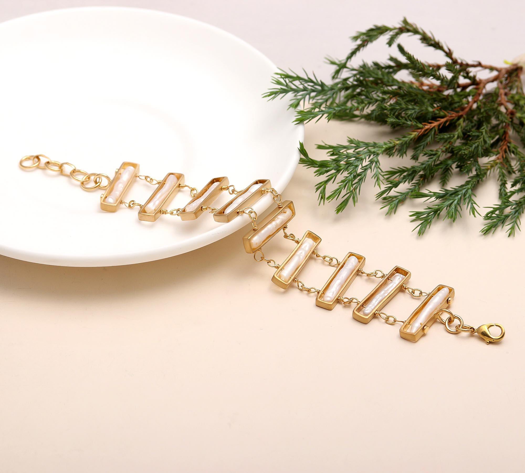 The Luminous Link: Biwa Pearl Gold Geometric Bracelet