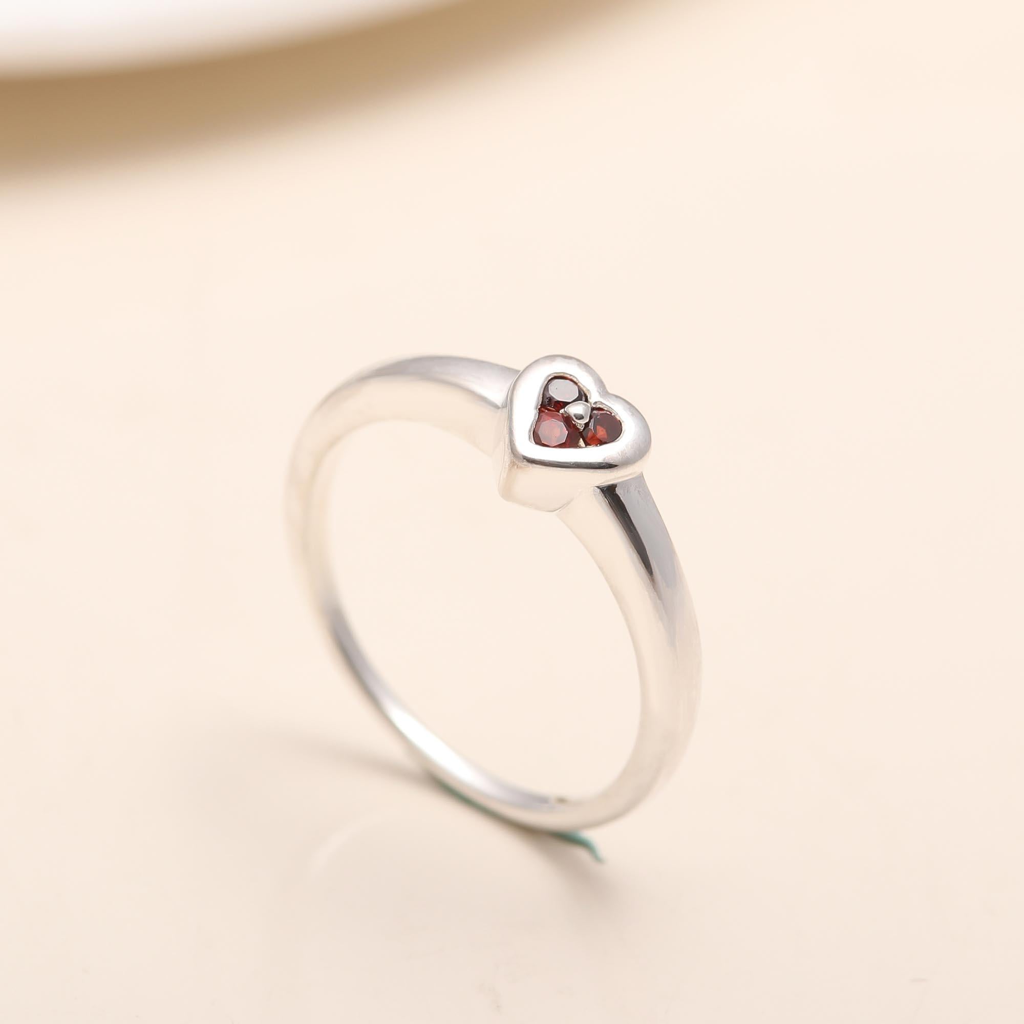 Heart-shaped garnet silver ring