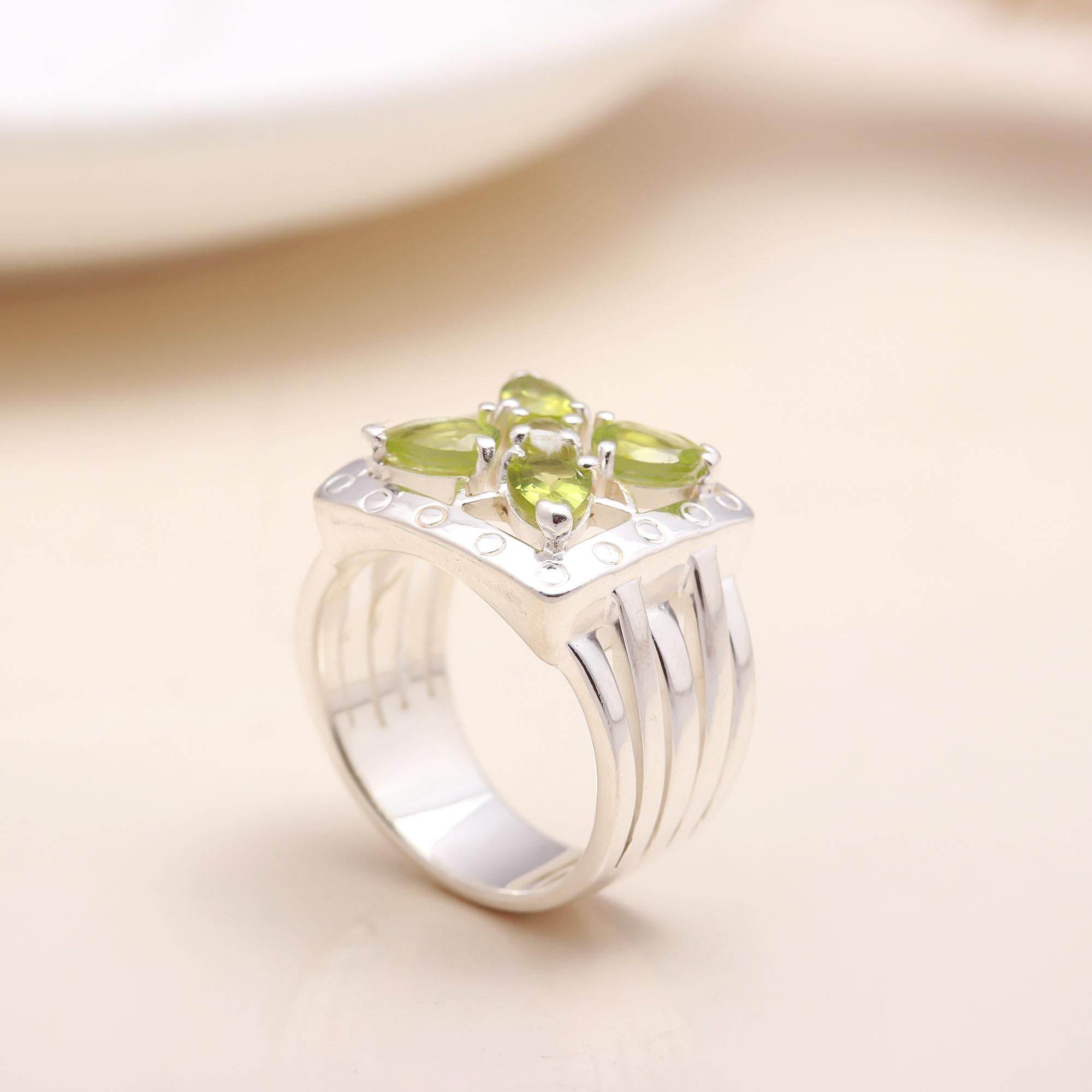The Verde Flora: Peridot Quatrefoil Ring