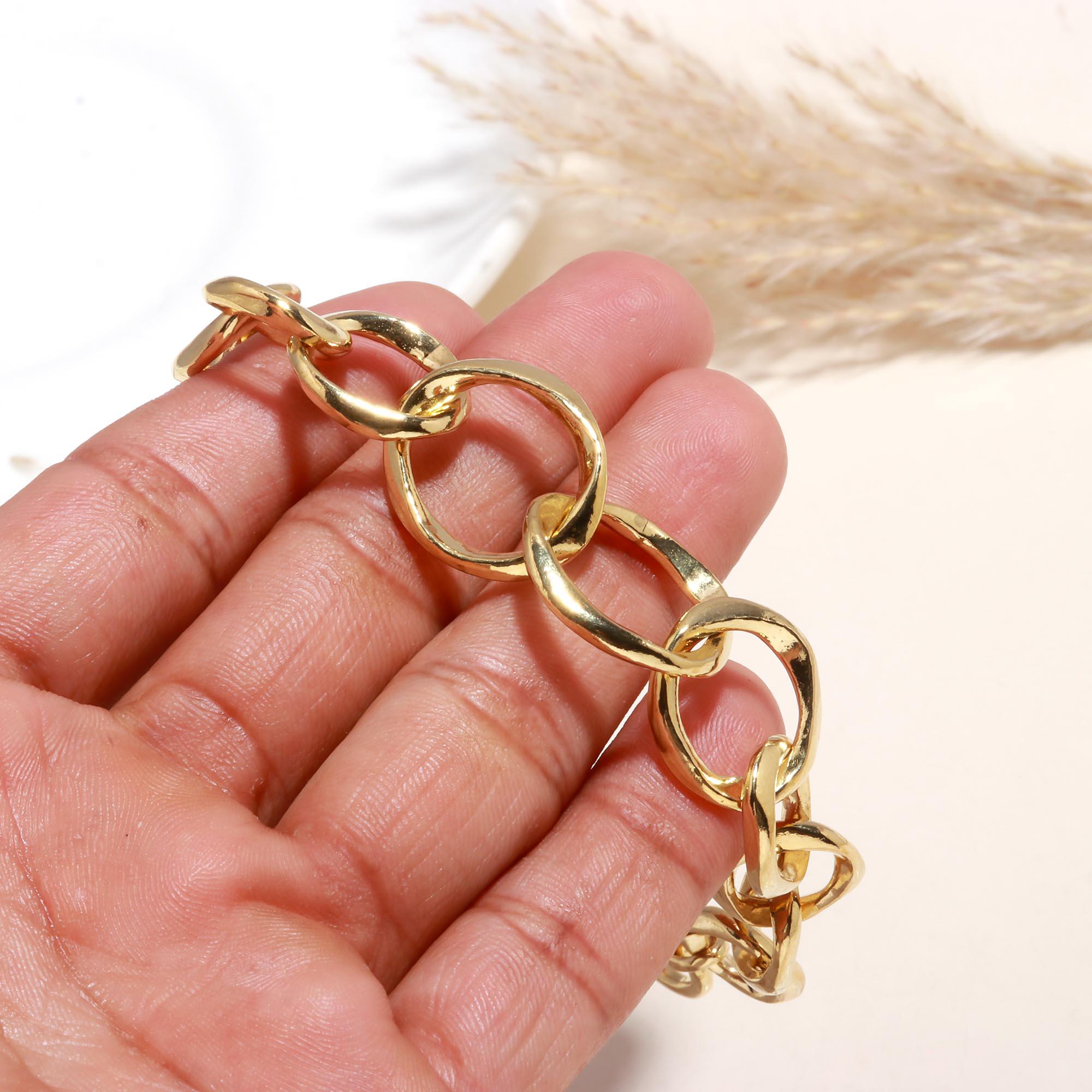 The Golden Loop: Chunky Gold Link Toggle Bracelet