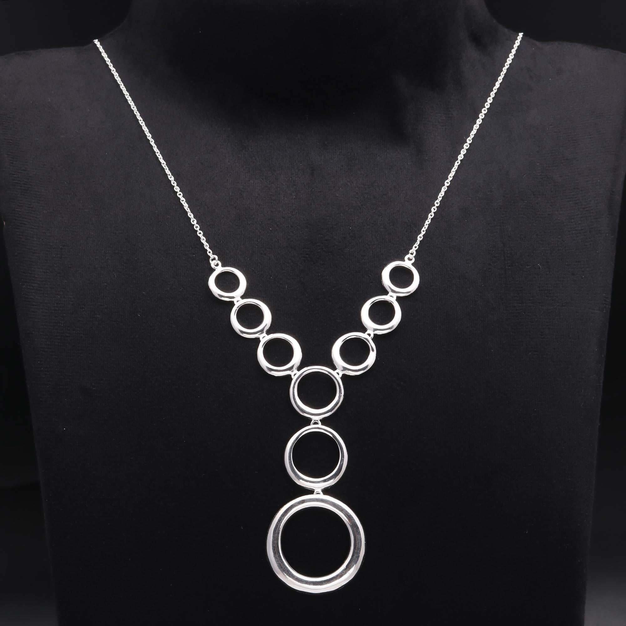 Modern Linked Circle Pendant Necklace