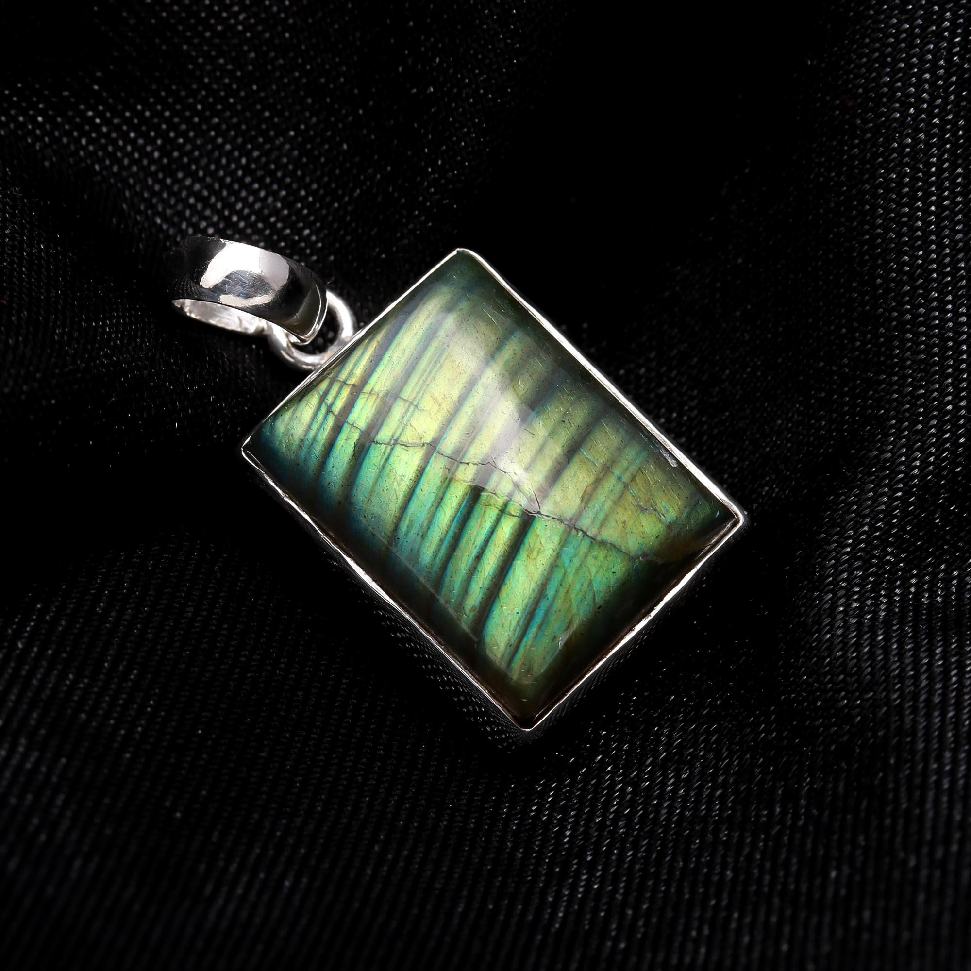925 Sterling Silver Labradorite Pendant