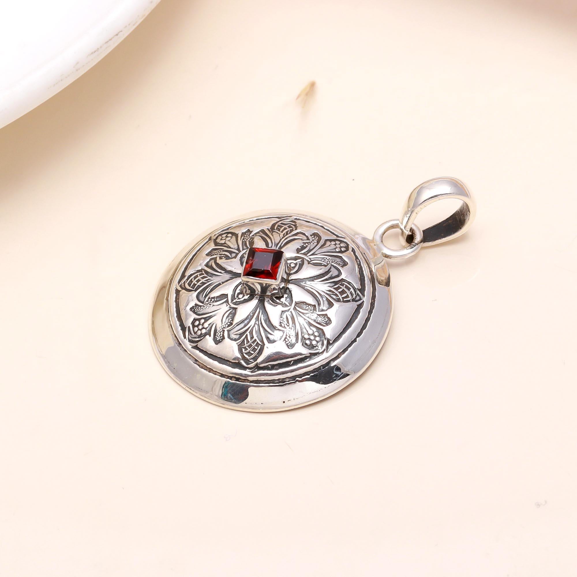 925 Sterling Silver Vintage Round Garnet Medallion Pendant