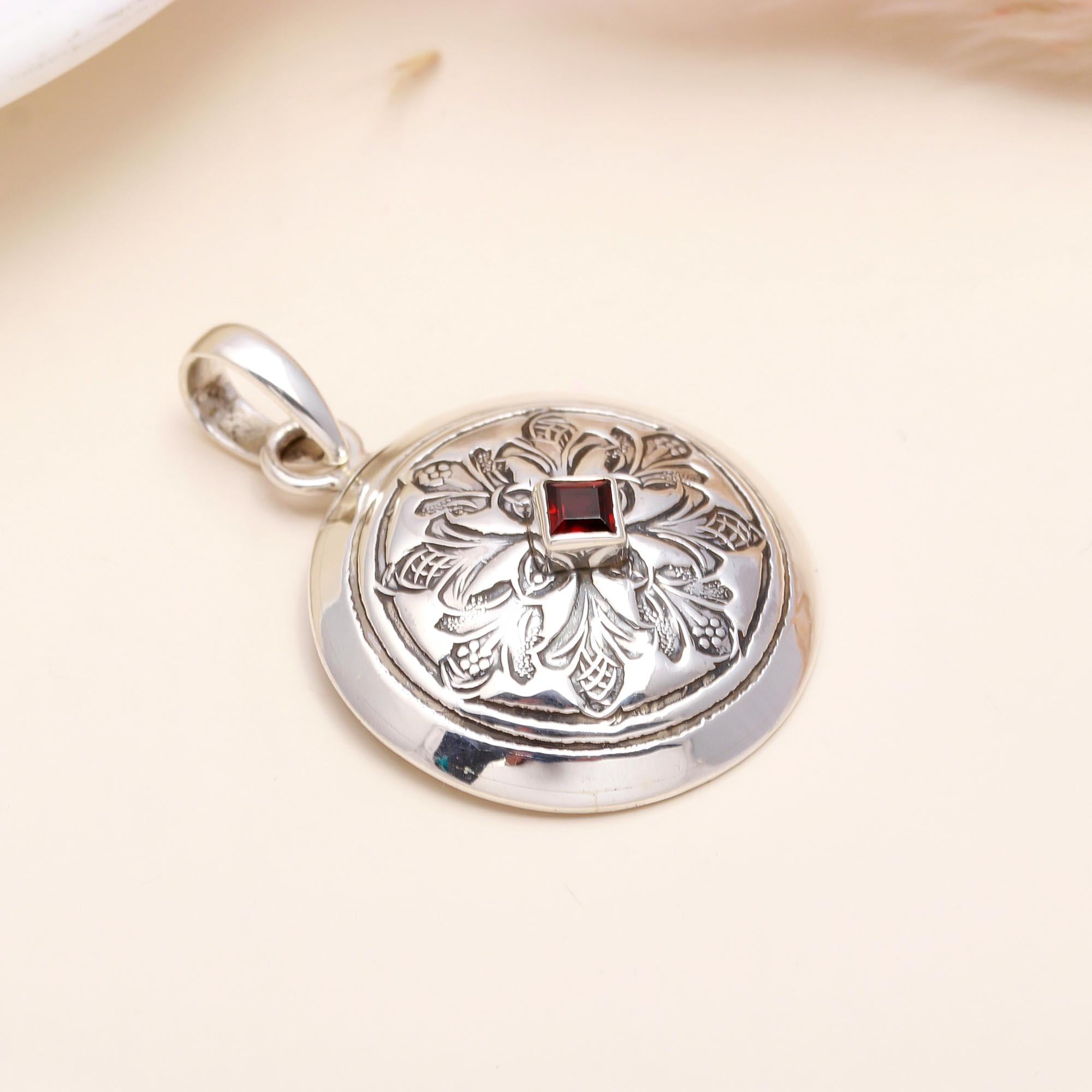 925 Sterling Silver Garnet Round Vintage Floral Pendant