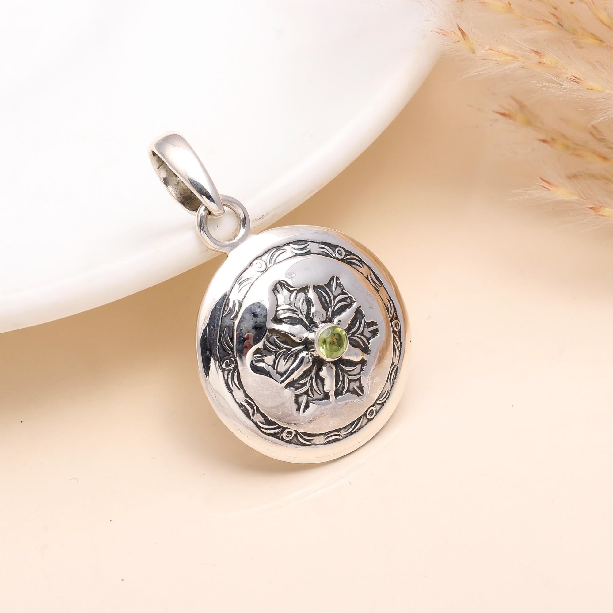 925 Sterling Silver Vintage Peridot Floral Design Pendant