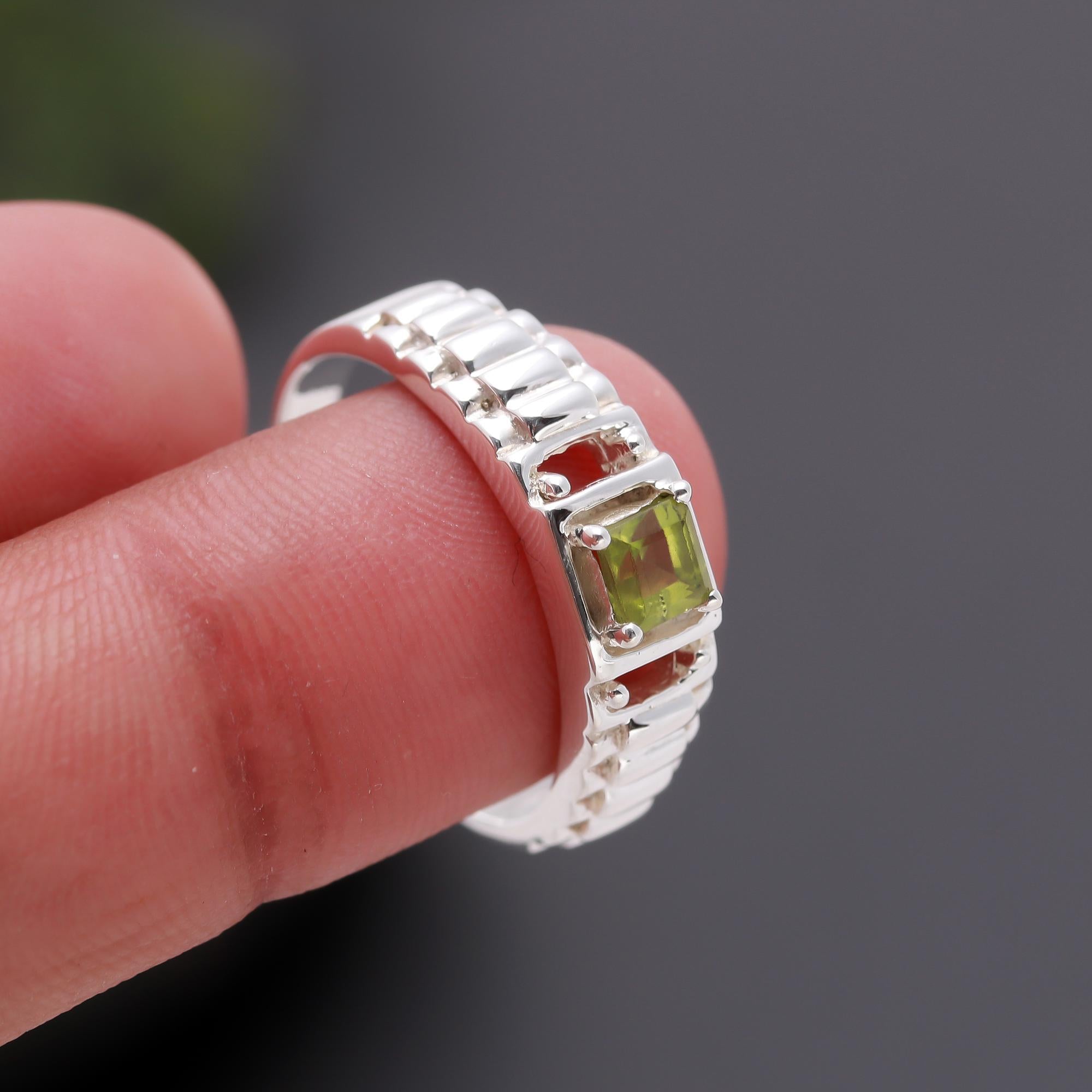 925 Silver Link Band Square-Cut Peridot Ring