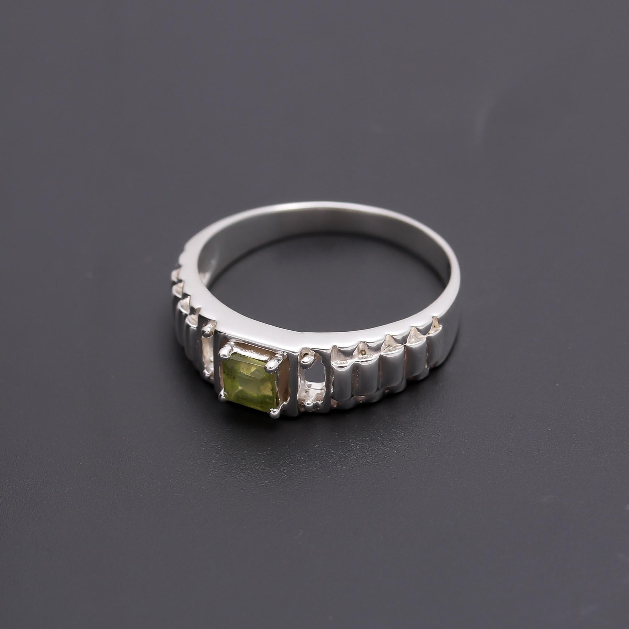 925 Silver Link Band Square-Cut Peridot Ring