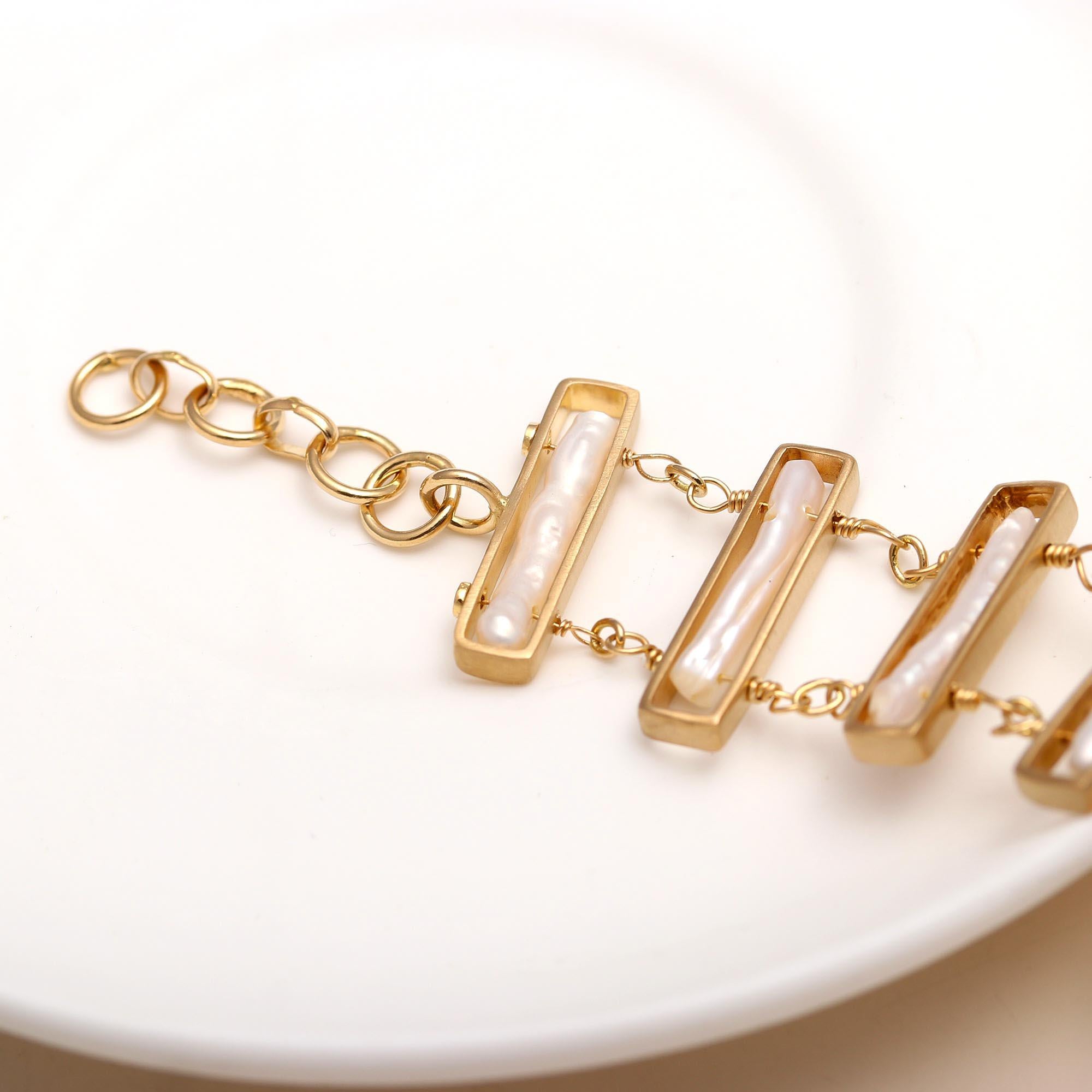 The Luminous Link: Biwa Pearl Gold Geometric Bracelet