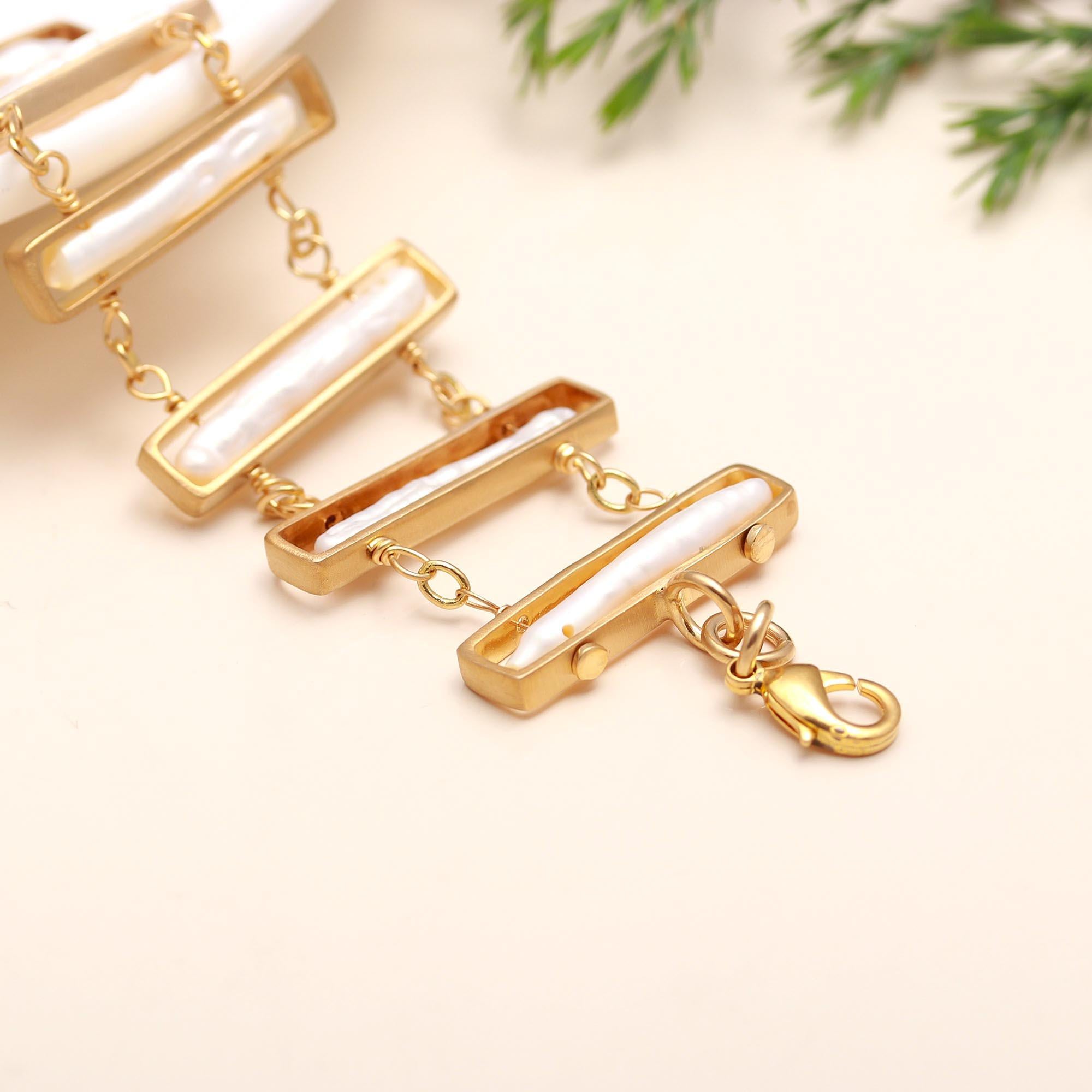 The Luminous Link: Biwa Pearl Gold Geometric Bracelet