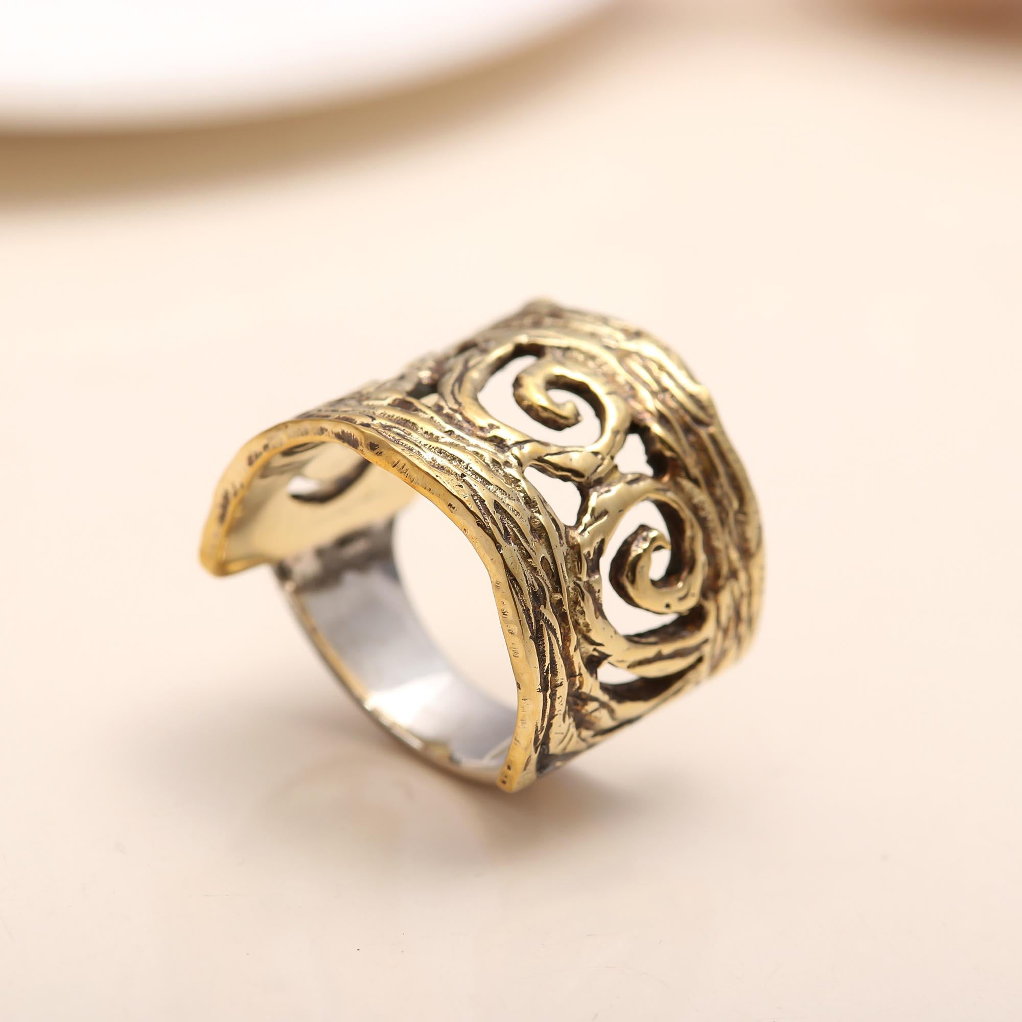 Modern swirl pattern ring with polished finish